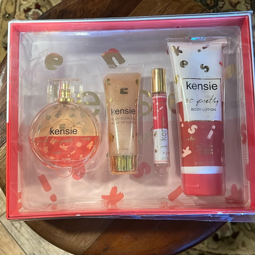 Kensie 4 piece gift set. New.